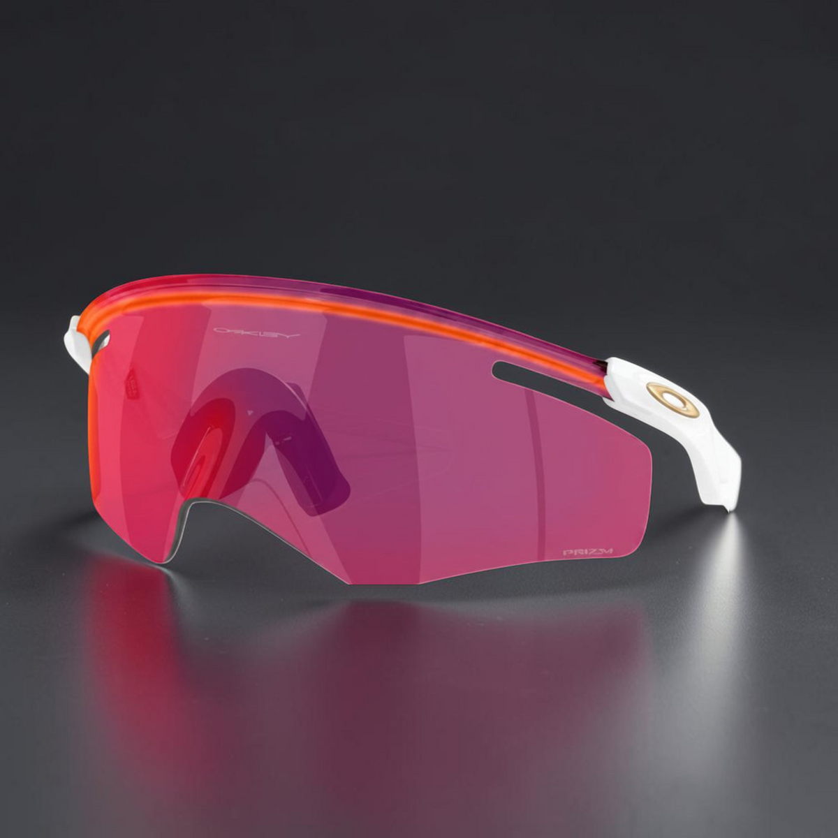 Gafas de sol deportivas OakGlasses Kato QNTM con montura blanca y lente Prizm roja envolvente de alto rendimiento