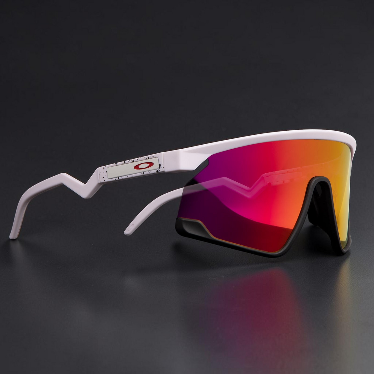 Gafas de sol OakGlasses Bxtr con montura blanca, patillas angulares y lentes de espejo degradadas en rojo y naranja