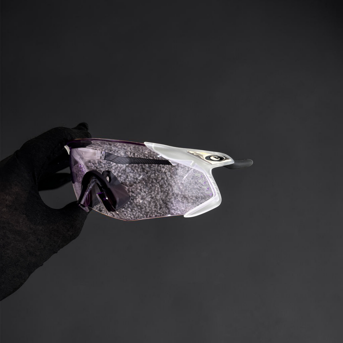 Gafas deportivas OakGlasses Kato Velo con montura blanca y lentes de protección envolventes en tono morado claro