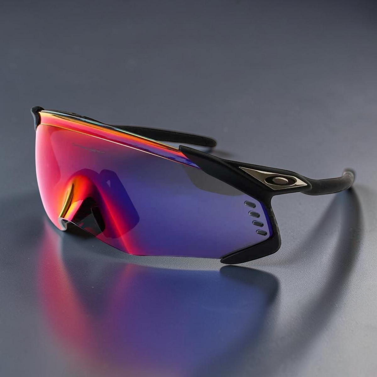 Gafas deportivas Kato Velo de OakGlasses con lente envolvente iridiscente y montura negra de alto rendimiento