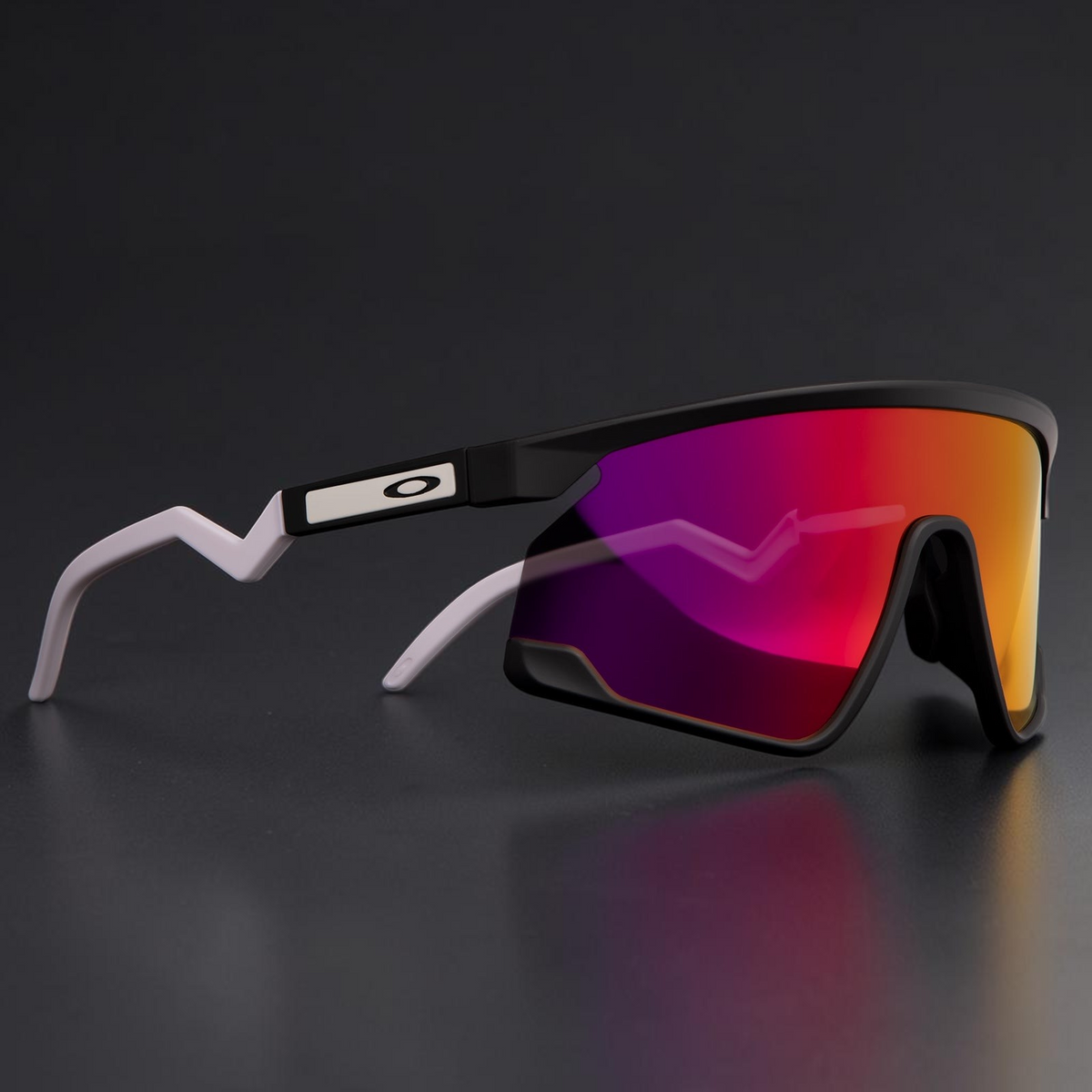 Gafas de sol deportivas OakGlasses Bxtr con montura negra, patillas blancas y lentes de espejo rojas y naranjas