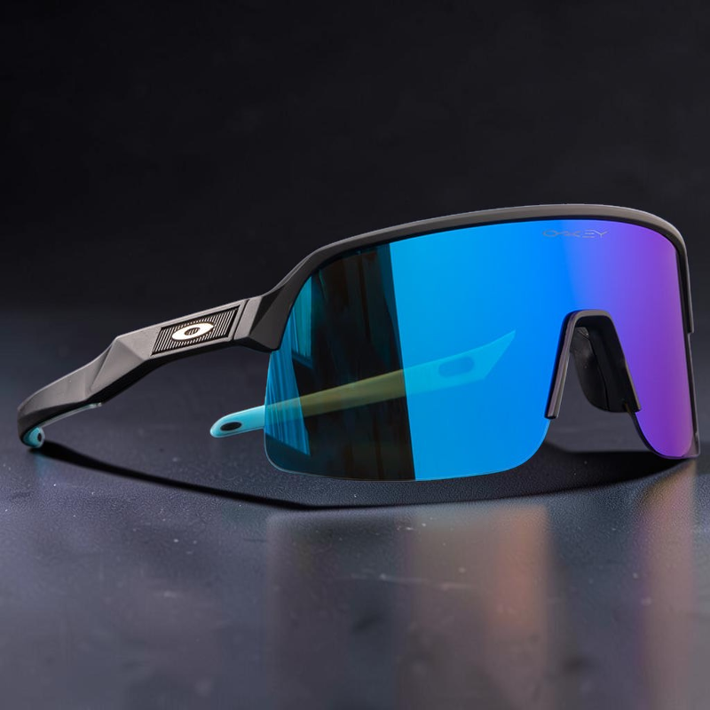 Gafas de sol deportivas OakGlasses Sutro Lite con montura negra mate y lentes reflectantes azules y violetas