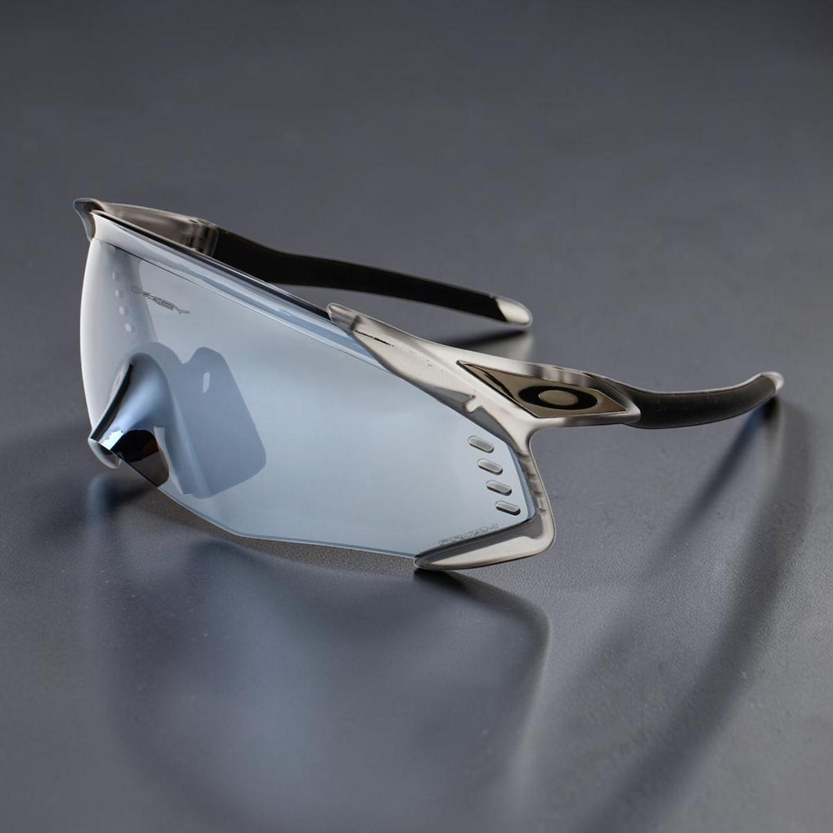Gafas de sol deportivas OakGlasses Kato Velo con lente envolvente gris y montura translúcida de diseño aerodinámico