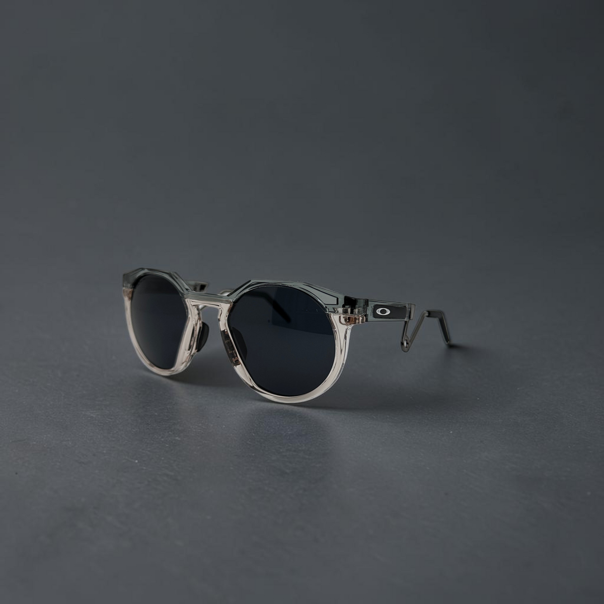 Gafas de sol OakGlasses HSTN Metal con montura transparente y gris y lentes oscuras de estilo moderno