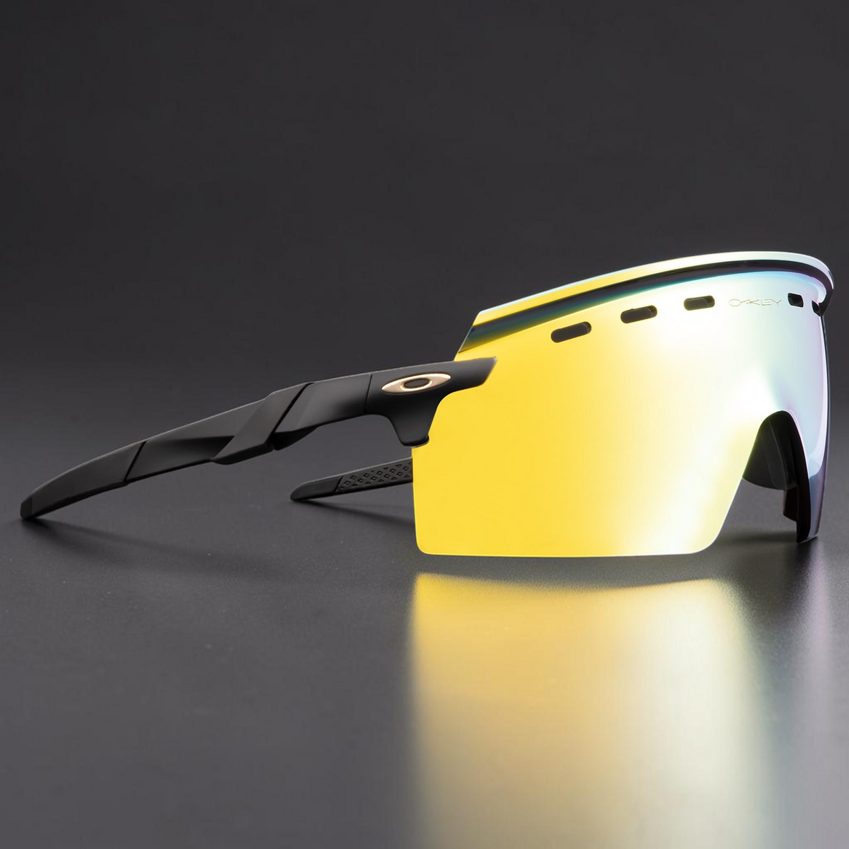 Gafas de sol deportivas OakGlasses Encoder Strike con montura negra y lente reflectante amarilla