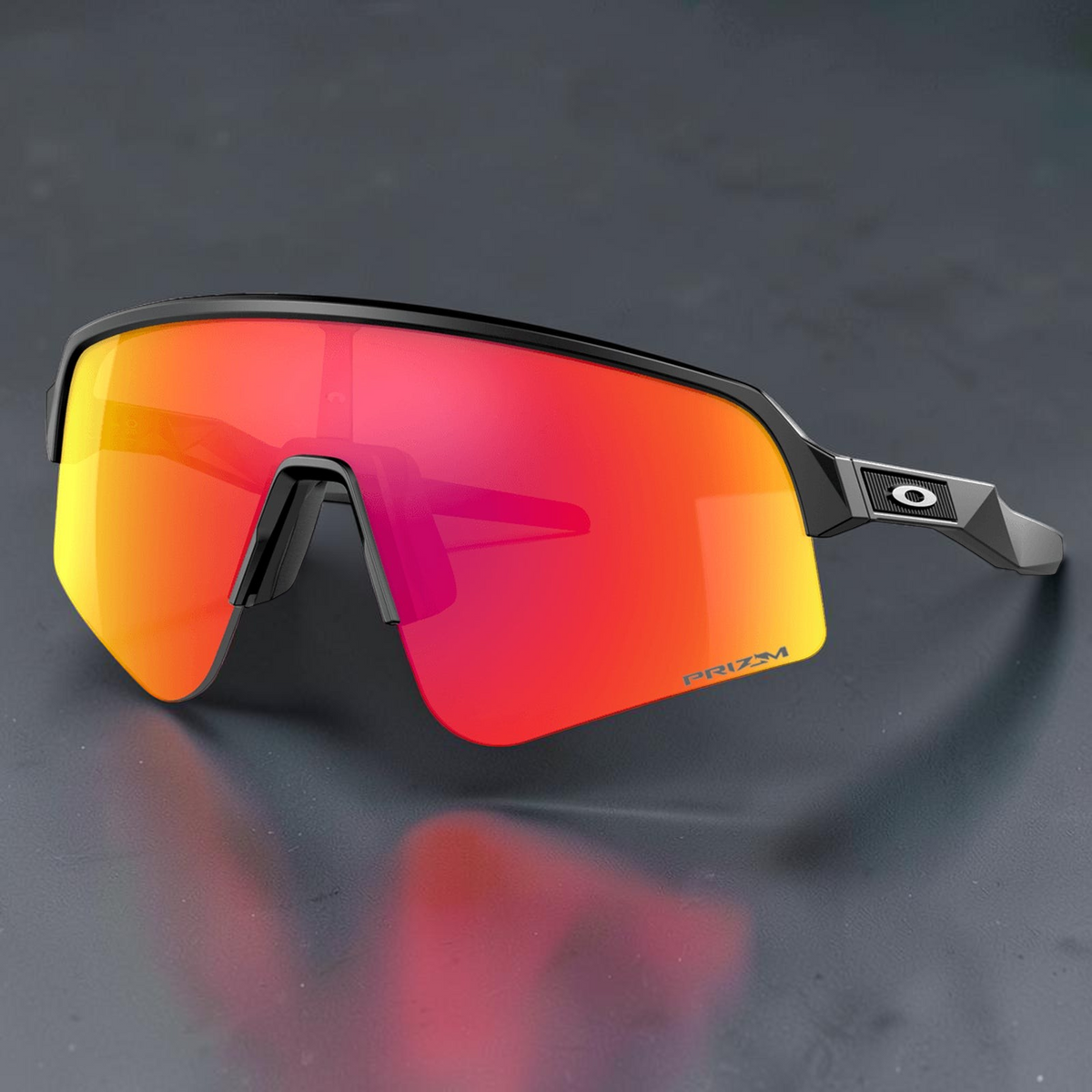 Gafas de sol deportivas OakGlasses Sutro Lite Sweep con montura negra y lentes Prizm rojas de estilo envolvente