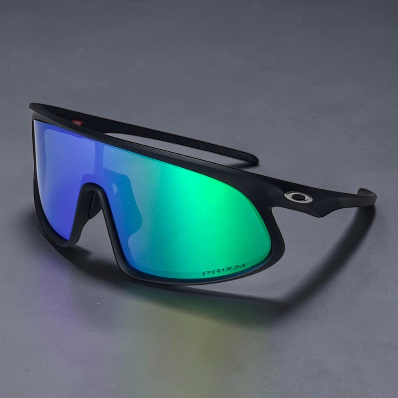 Gafas de sol deportivas RSLV de OakGlasses con montura negra mate y lentes reflectantes de espejo verde y azul
