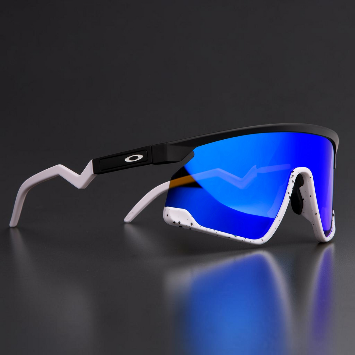 Gafas de sol deportivas OakGlasses Bxtr con montura blanca y negra moteada y lentes de espejo azul vibrante
