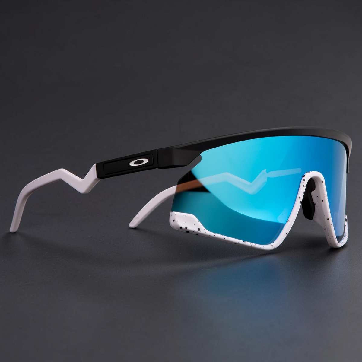 Gafas de sol deportivas OakGlasses Bxtr con montura blanca y negra con salpicaduras y lentes de espejo azul
