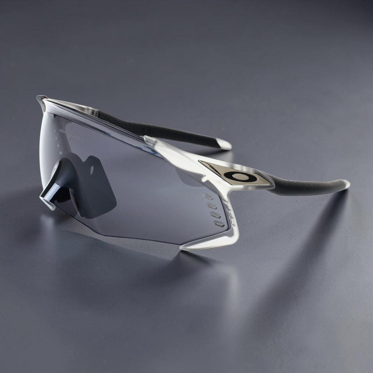 Gafas de sol deportivas OakGlasses Kato Velo con lente envolvente gris oscuro y montura plateada y negra