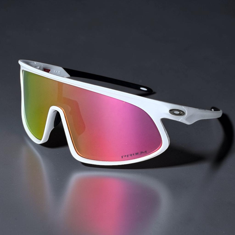 Gafas de sol deportivas OakGlasses RSLV con montura blanca y lentes de espejo reflectantes en tonos rosa y amarillo