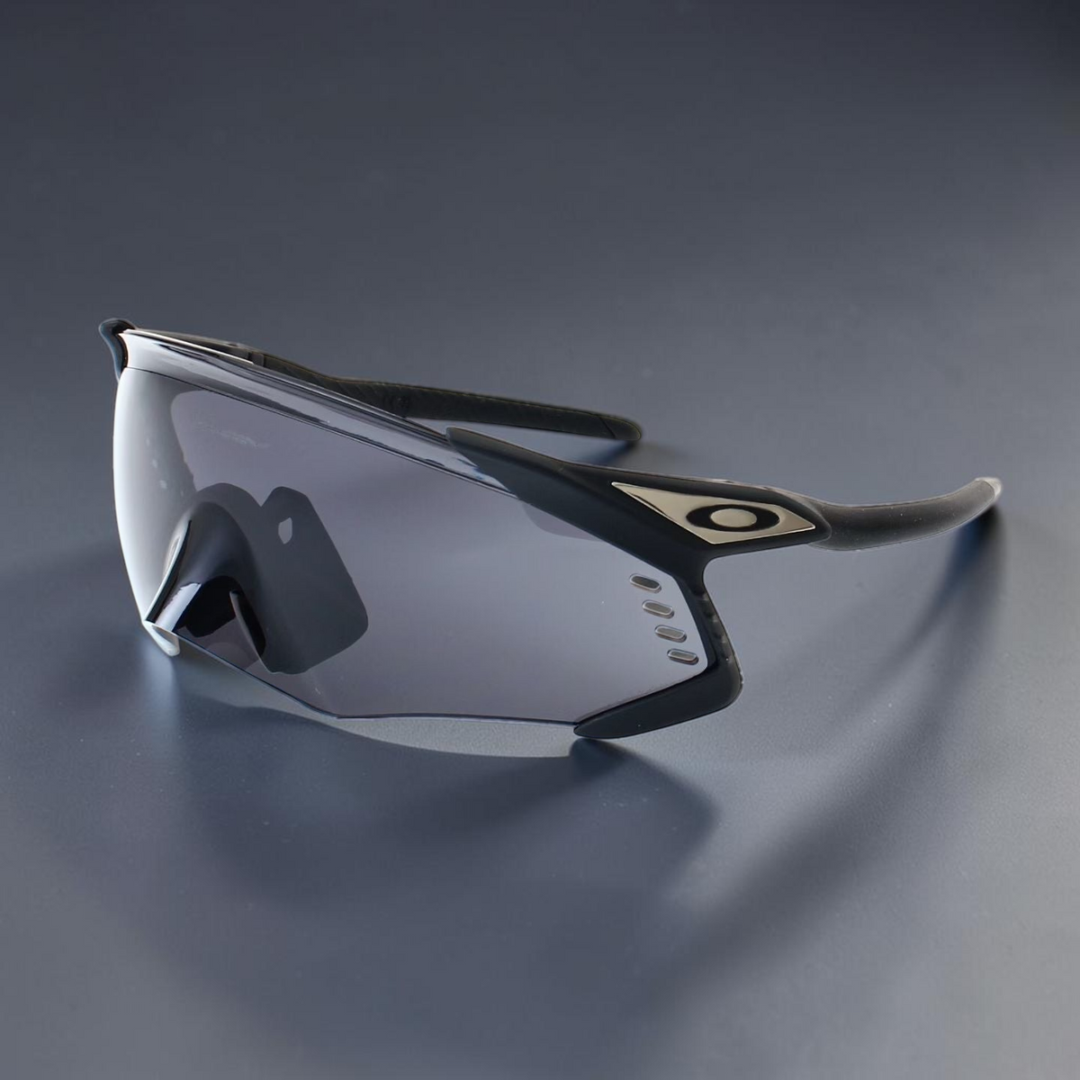 Gafas de sol deportivas OakGlasses Kato Velo con lente envolvente gris oscuro y montura negra de diseño aerodinámico