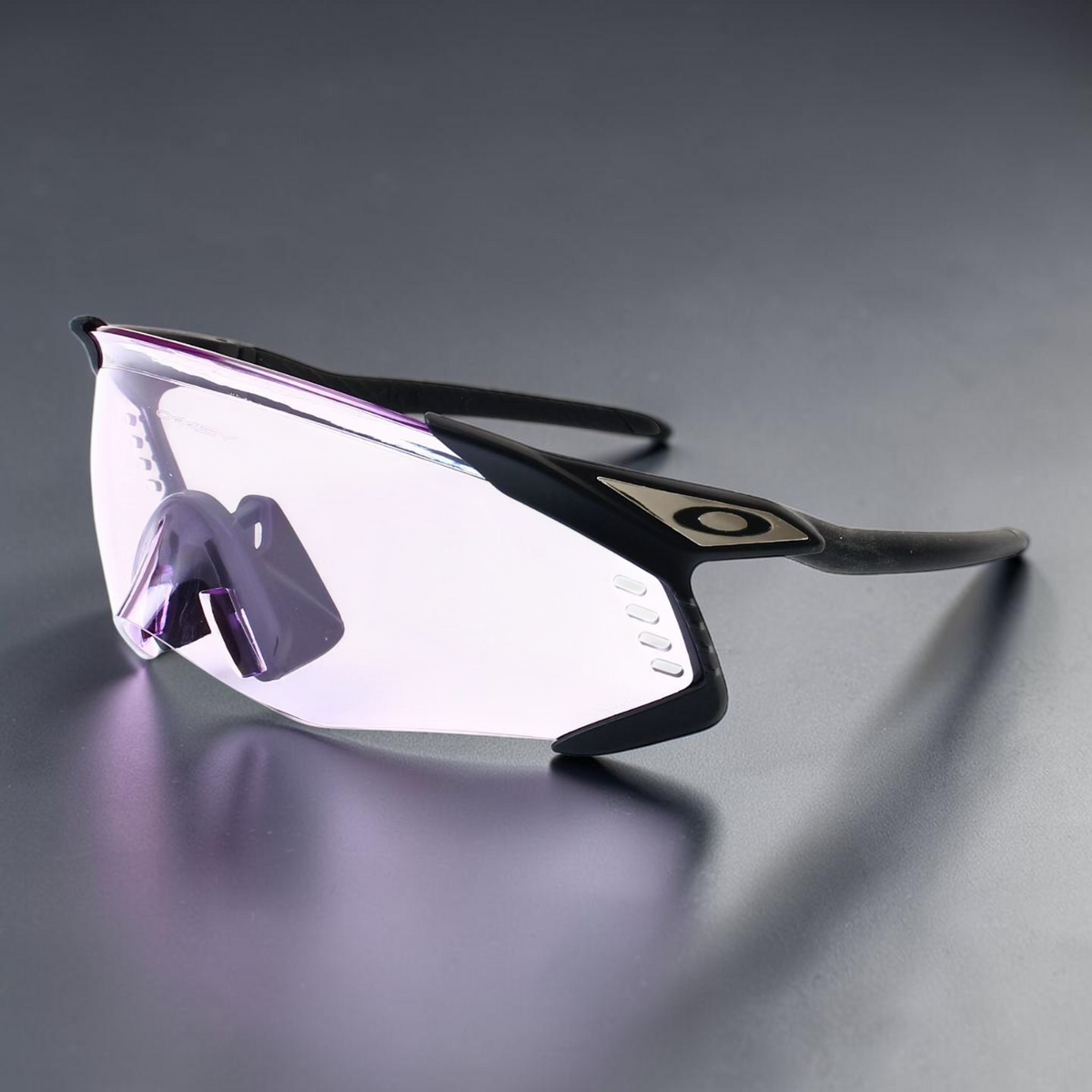 Gafas deportivas OakGlasses Kato Velo con montura negra y lente envolvente de color rosa claro