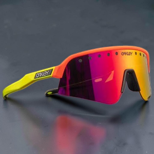 Gafas de sol deportivas OakGlasses Sutro Lite Sweep con montura naranja y amarilla y lente reflectante roja