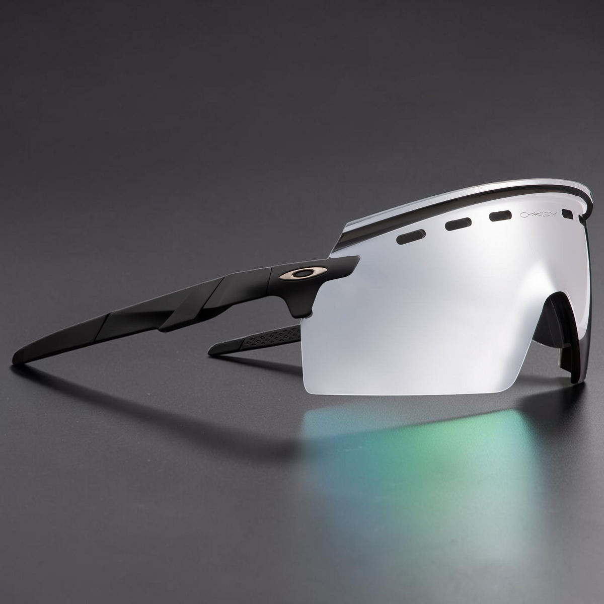 Gafas de sol deportivas OakGlasses Encoder Strike con montura negra y lente de espejo plateada de diseño envolvente