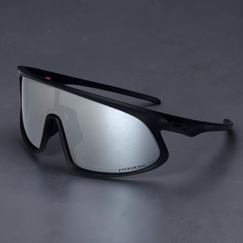 Gafas de sol deportivas OakGlasses RSLV con montura negra mate y lentes de espejo plateadas de alto rendimiento