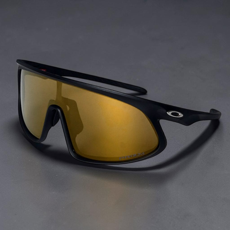 Gafas de sol deportivas OakGlasses RSLV con montura negra mate y lentes espejadas doradas de estilo envolvente