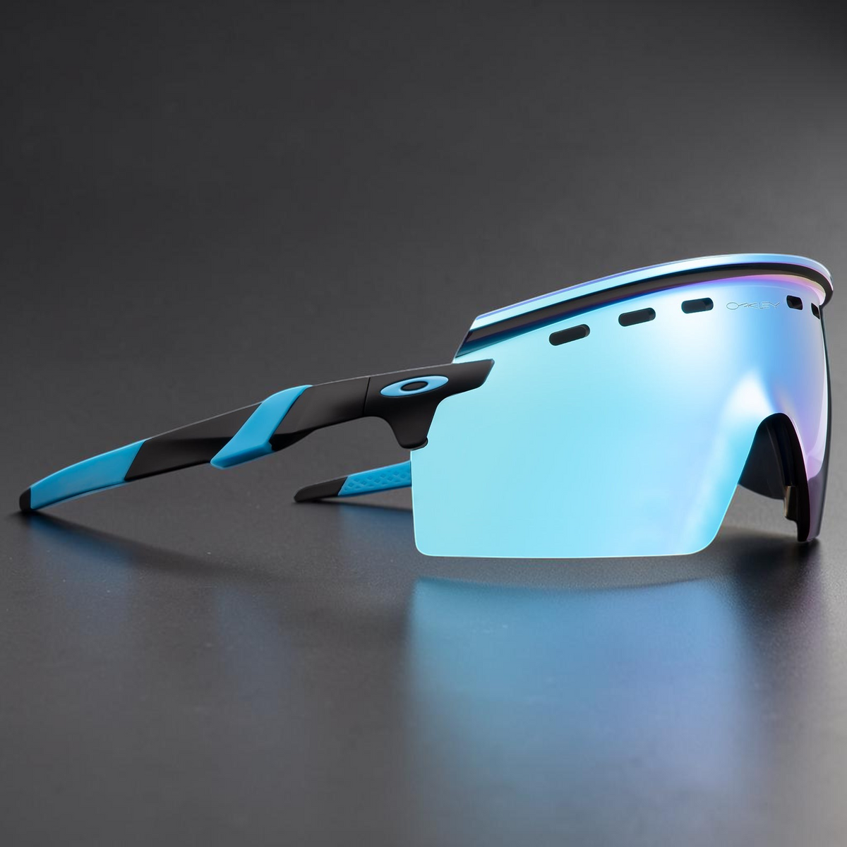 Gafas deportivas OakGlasses Encoder Strike con montura negra y azul y lentes reflectantes de espejo azul claro