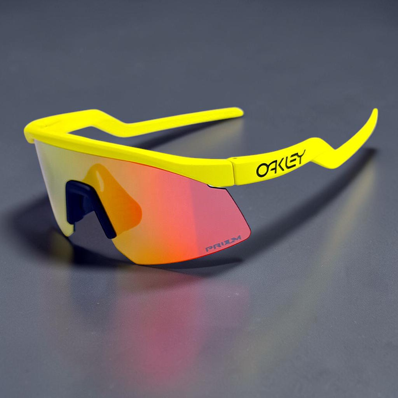 Gafas de sol deportivas Hydra de OakGlasses con montura amarilla neón y lentes reflectantes Prizm de color naranja