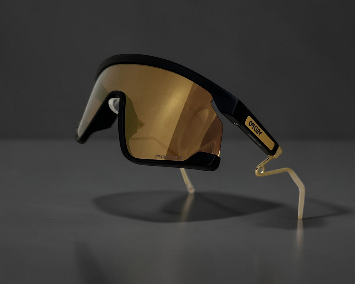 Gafas de sol OakGlasses BXTR Metal con montura negra, varillas doradas y lentes Prizm de espejo bronce