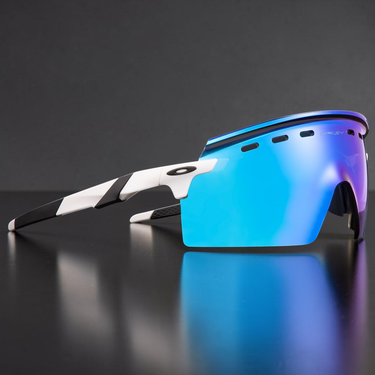 Gafas de sol deportivas OakGlasses Encoder Strike con montura blanca y negra y lentes de espejo azul brillante