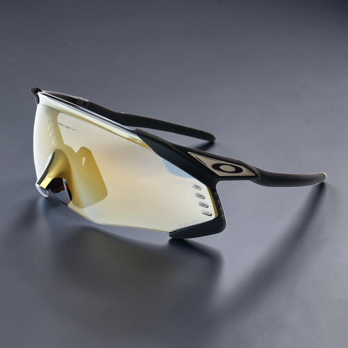 Gafas de sol deportivas Kato Velo de OakGlasses con montura negra y lente envolvente de espejo dorado