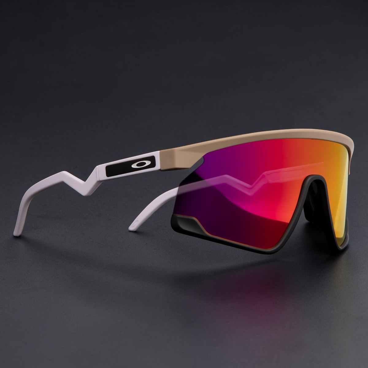 Gafas de sol deportivas OakGlasses Bxtr con montura beige y blanca y lentes reflectantes rojas y amarillas