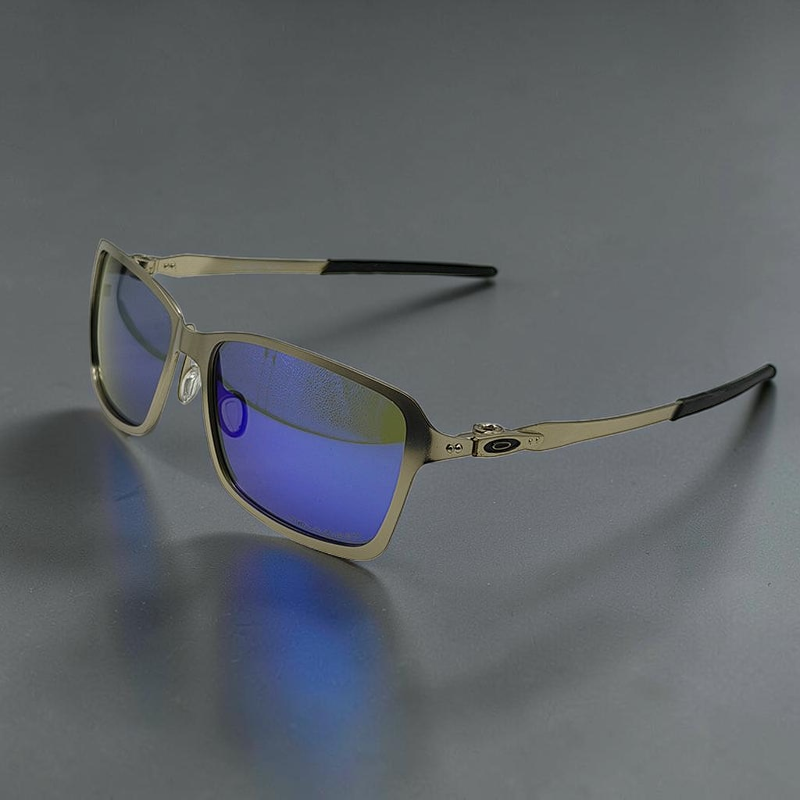Gafas de sol OakGlasses Tincan con montura metálica color champán y lentes espejadas azules de estilo deportivo