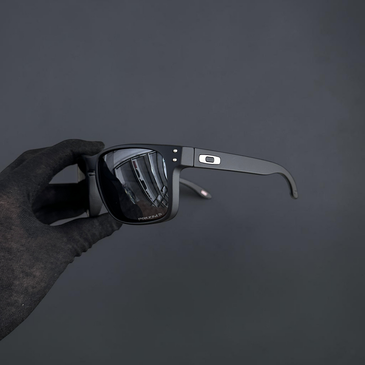 Gafas de sol OakGlasses Holbrook XL con montura negra mate y lentes Prizm polarizadas en vista lateral
