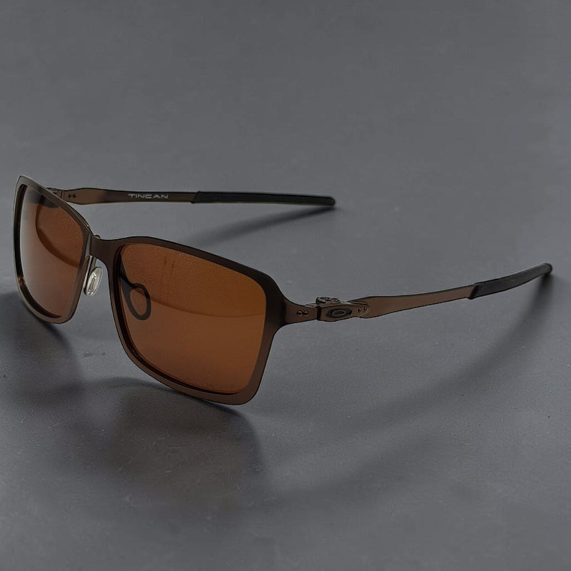 Gafas de sol OakGlasses Tincan con montura metálica marrón y lentes tintadas en ángulo lateral