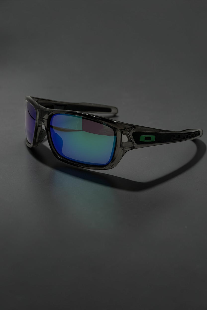Gafas de sol deportivas OakGlasses Turbine con montura gris translúcida y lentes espejadas en tono azul verdoso