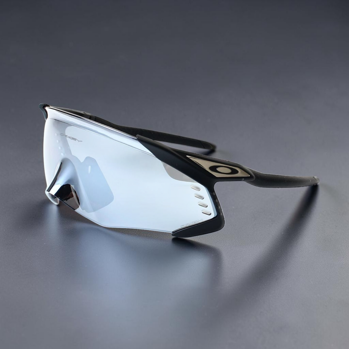 Gafas de sol deportivas OakGlasses Kato Velo con montura negra y lente envolvente de espejo azul claro