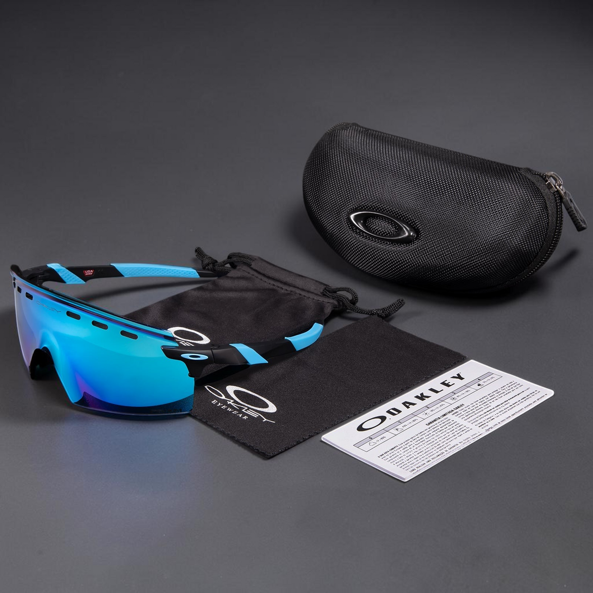 Gafas de sol deportivas OakGlasses Encoder Strike con lentes azules espejadas, montura negra y estuche protector