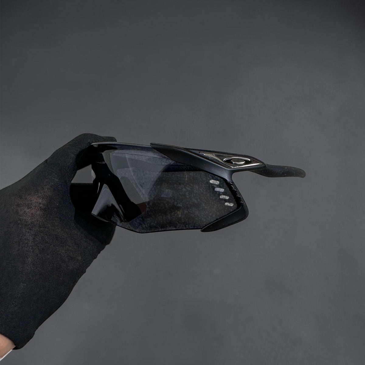 Gafas de sol deportivas Kato Velo de OakGlasses con montura envolvente negra y lentes oscuras de alto rendimiento
