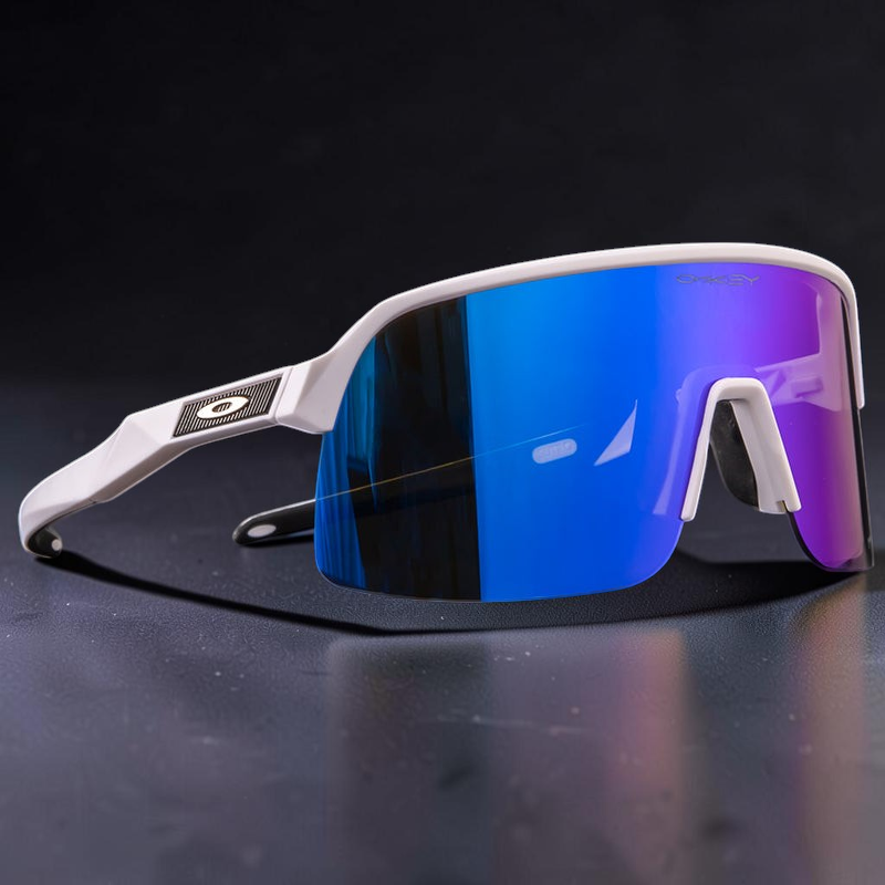Gafas de sol deportivas OakGlasses Sutro lite con montura blanca y lentes reflectantes azules de estilo envolvente