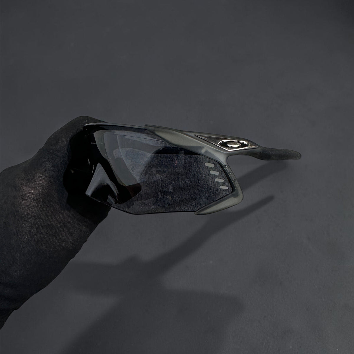 Gafas de sol deportivas Kato Velo de OakGlasses con montura negra mate y lente envolvente oscura