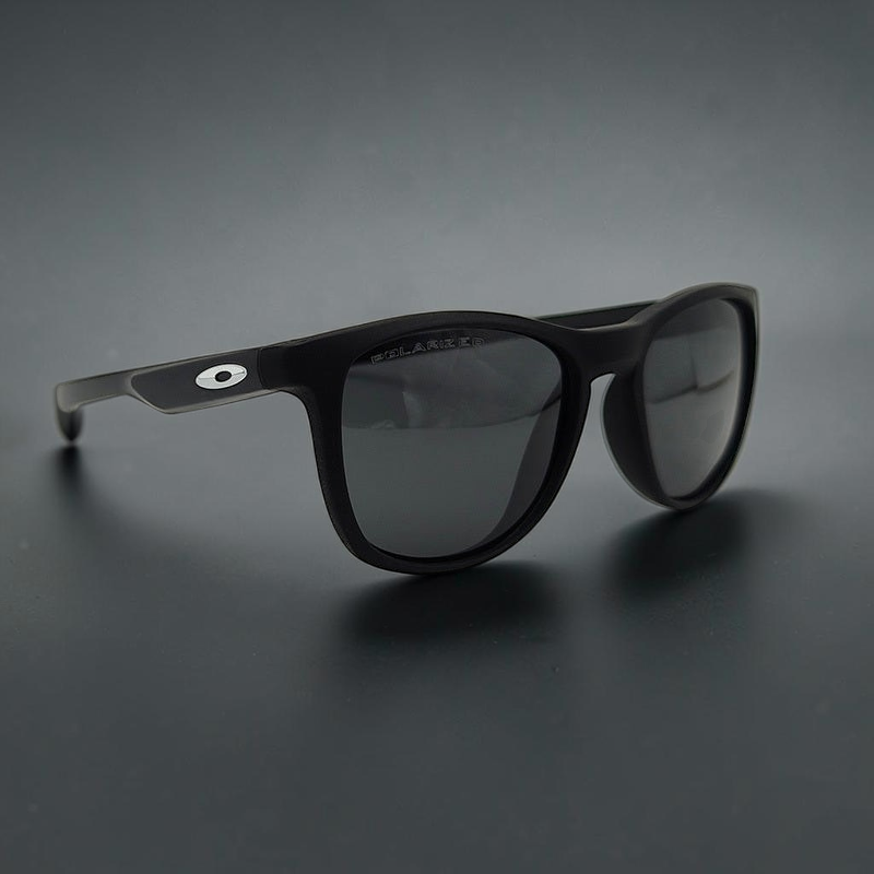 Gafas de sol OakGlasses Trillbe X con montura negra mate y lentes polarizadas oscuras en vista de tres cuartos