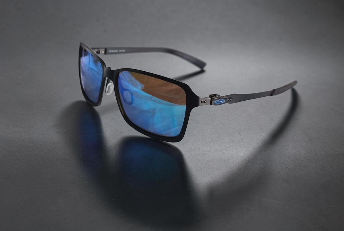 Gafas de sol OakGlasses Tincan con montura negra mate y lentes reflectantes de color azul intenso