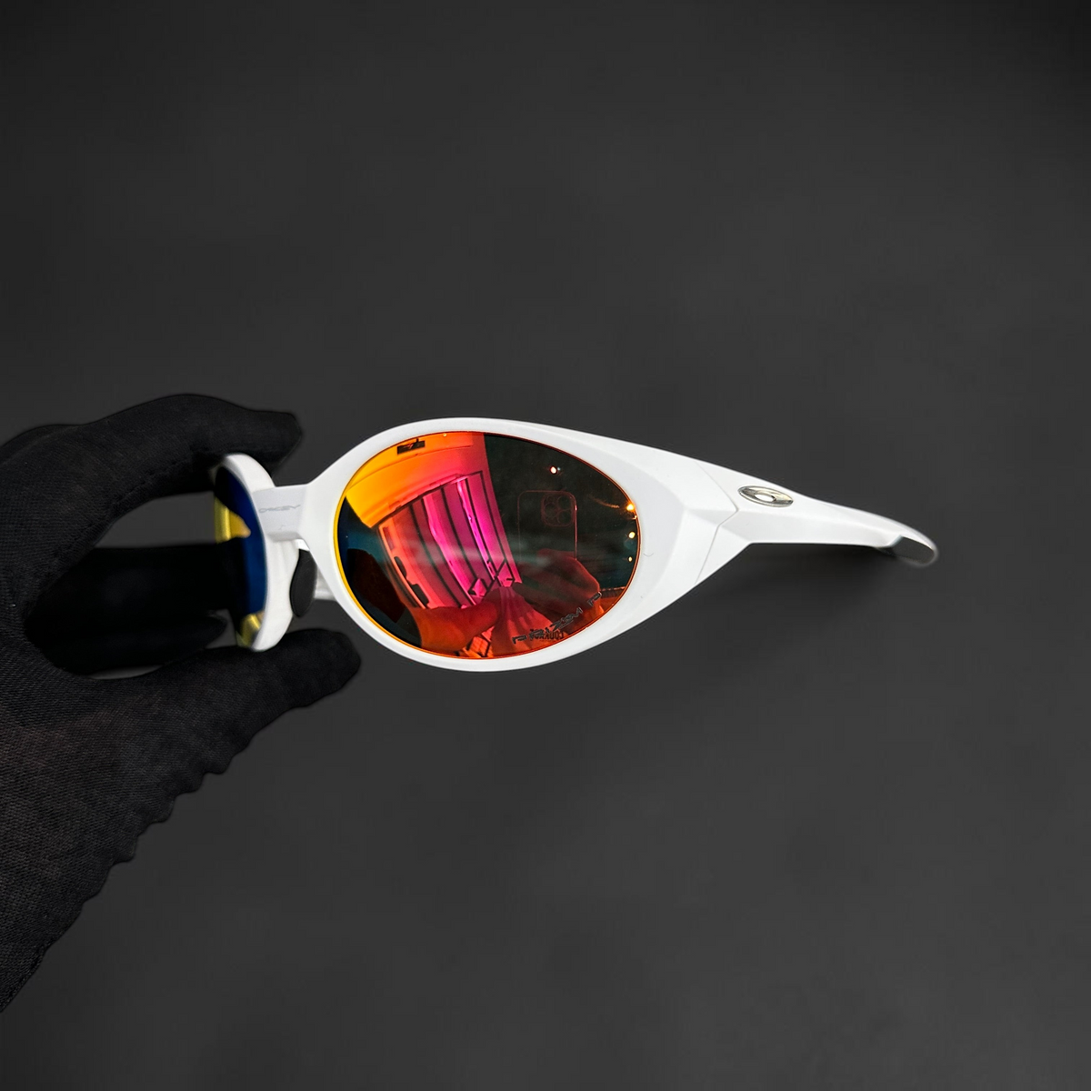 Gafas de sol OakGlasses Eye Jacket con montura blanca y lentes reflectantes de colores en un diseño deportivo envolvente