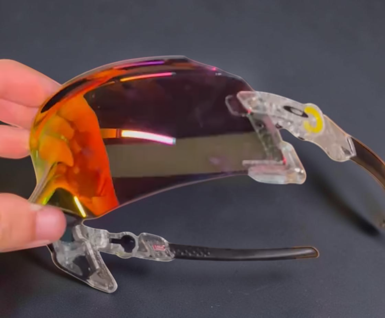 Gafas de sol deportivas Kato de OakGlasses con lente envolvente iridiscente y montura transparente y negra
