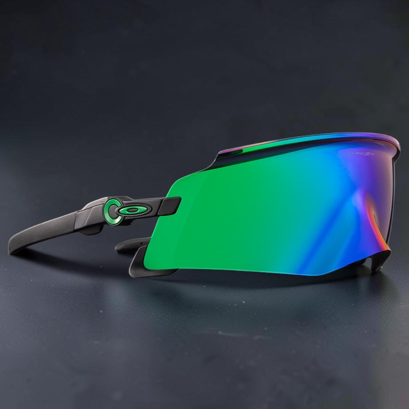 Gafas de sol deportivas Kato de OakGlasses con lente envolvente de espejo verde y montura negra