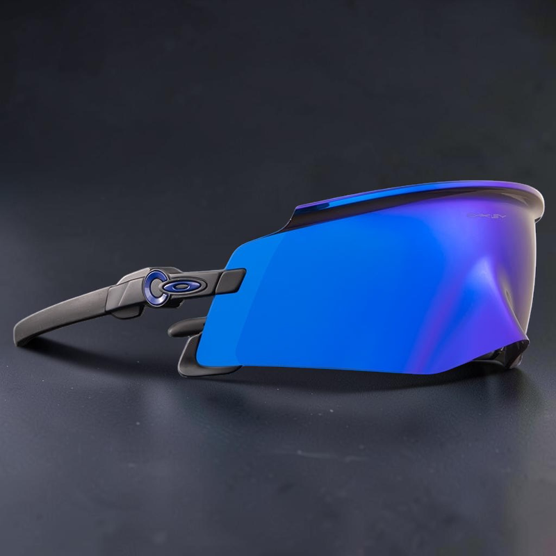 Gafas de sol deportivas Kato de OakGlasses con lente envolvente azul espejada y montura negra de diseño aerodinámico