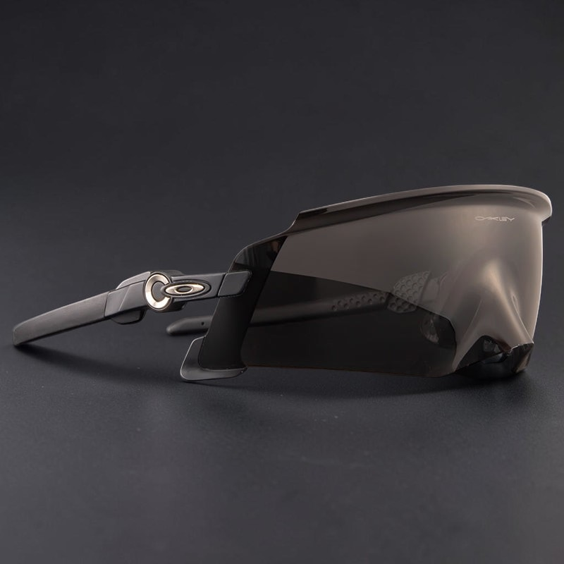 Gafas de sol deportivas Kato de OakGlasses con lente envolvente oscura y montura negra de diseño aerodinámico