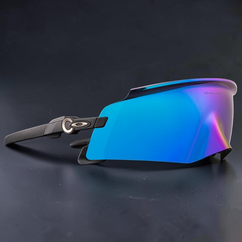 Gafas de sol deportivas Kato de OakGlasses con lente envolvente de espejo azul y montura negra mate