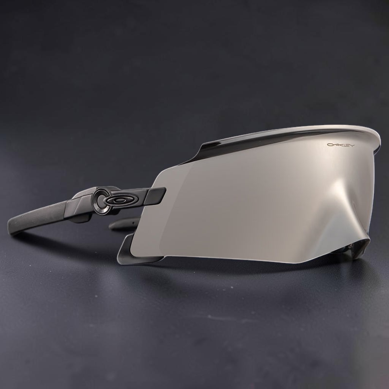 Gafas de sol deportivas Kato de OakGlasses con lente envolvente espejada gris y montura negra de diseño aerodinámico
