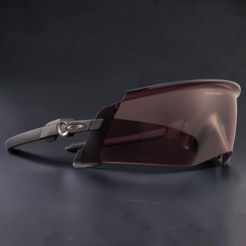 Gafas de sol Kato de OakGlasses con lente envolvente oscura y montura negra de diseño deportivo aerodinámico